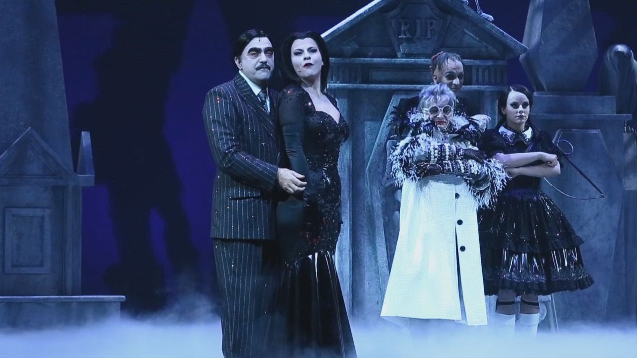 La famiglia Addams, si alza il sipario sul musical con Elio e Geppi Cucciari