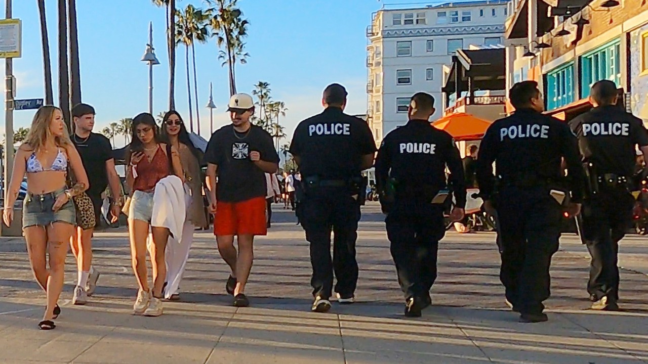 Venice Beach Boardwalk Tour with LAPD - Tickets, Tourist, Basketball on an afternoon