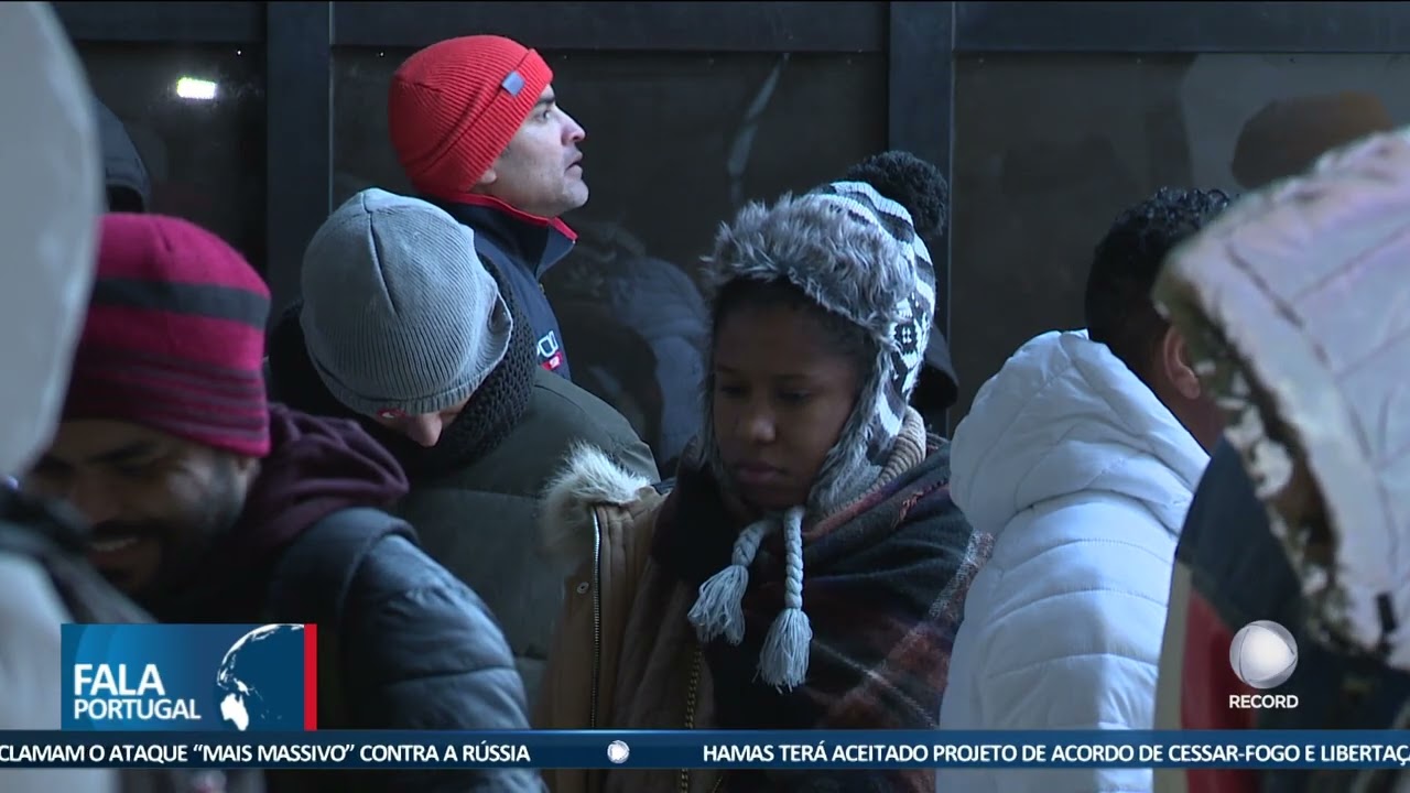 Imigrantes passam noites à porta da AIMA