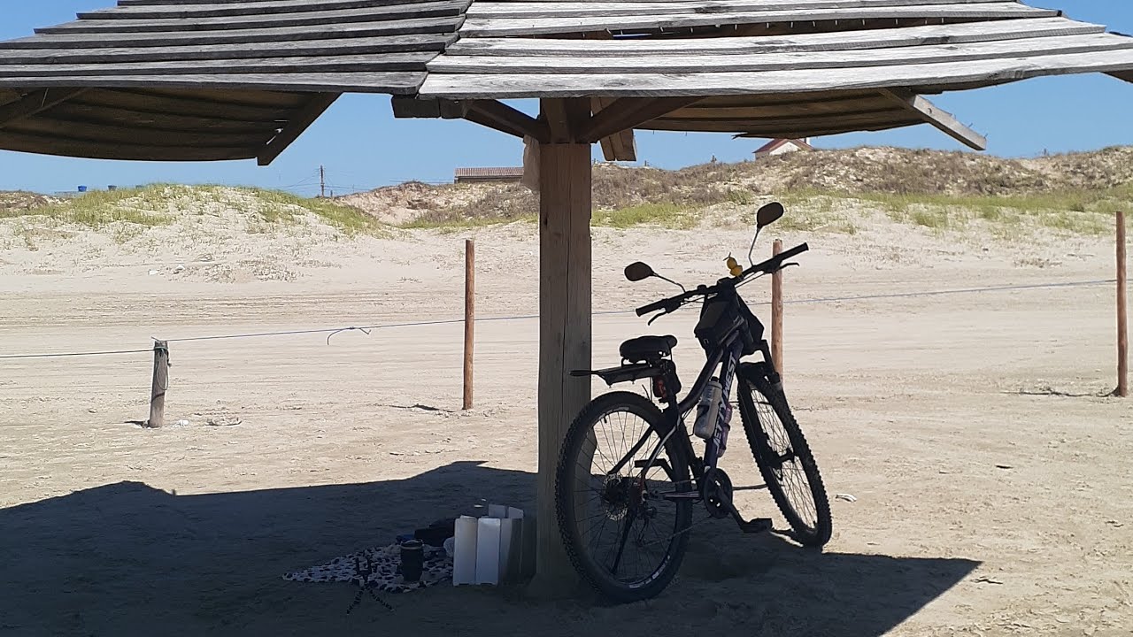 De bike até a Praia do Mar Grosso pra fazer um café da manhã. 