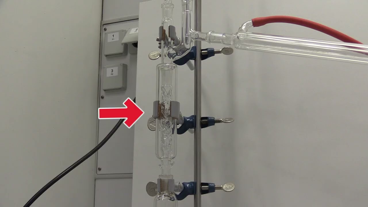 Versuchsaufbau einer fraktionierten Destillation / Lernvideo Chemie Schule