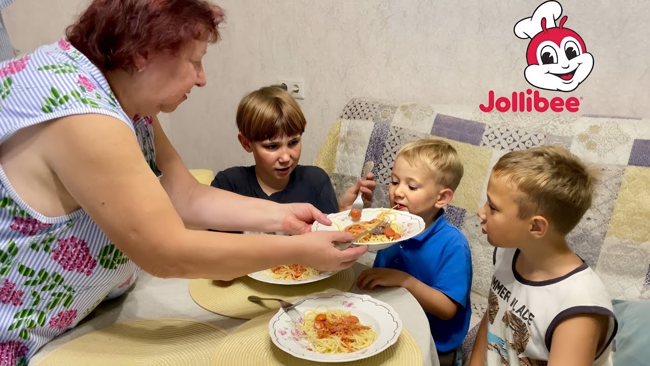 THE KIDS FELL IN LOVE WITH FILIPINO SPAGHETTI ALA JOLLIBEE!