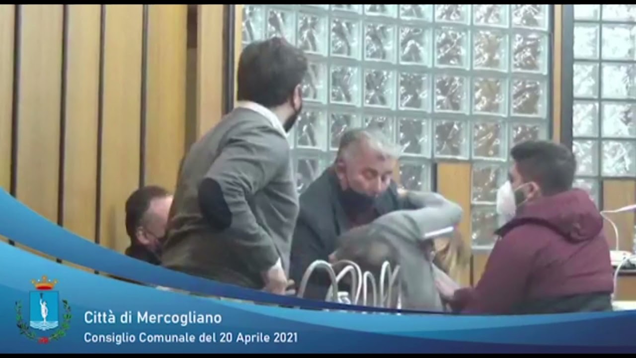 Mercogliano, la rissa fa il giro del web: botte tra consigliere e assessore