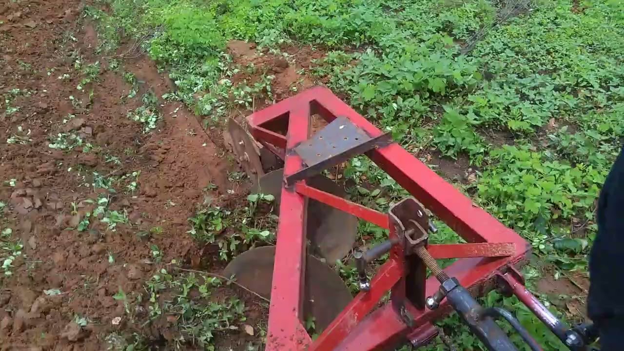 trator 150 cortando terra com arado de 3 disco