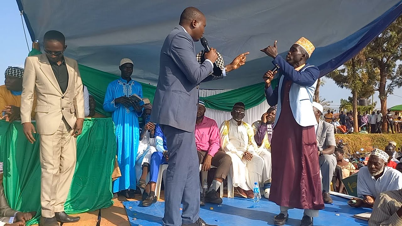 Hot Debate: #pastor Waiswa, Musa and Shk Hamza Muto fights for the Bible   Who is Right. #enjil