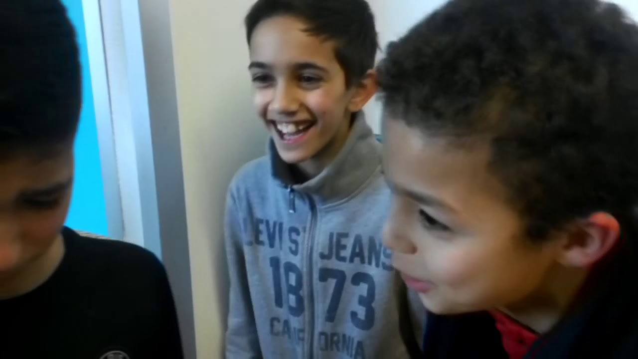 Il bégaie, nous bégayons, ils excluent - Les moqueries sur le handicap dénoncées par les jeunes