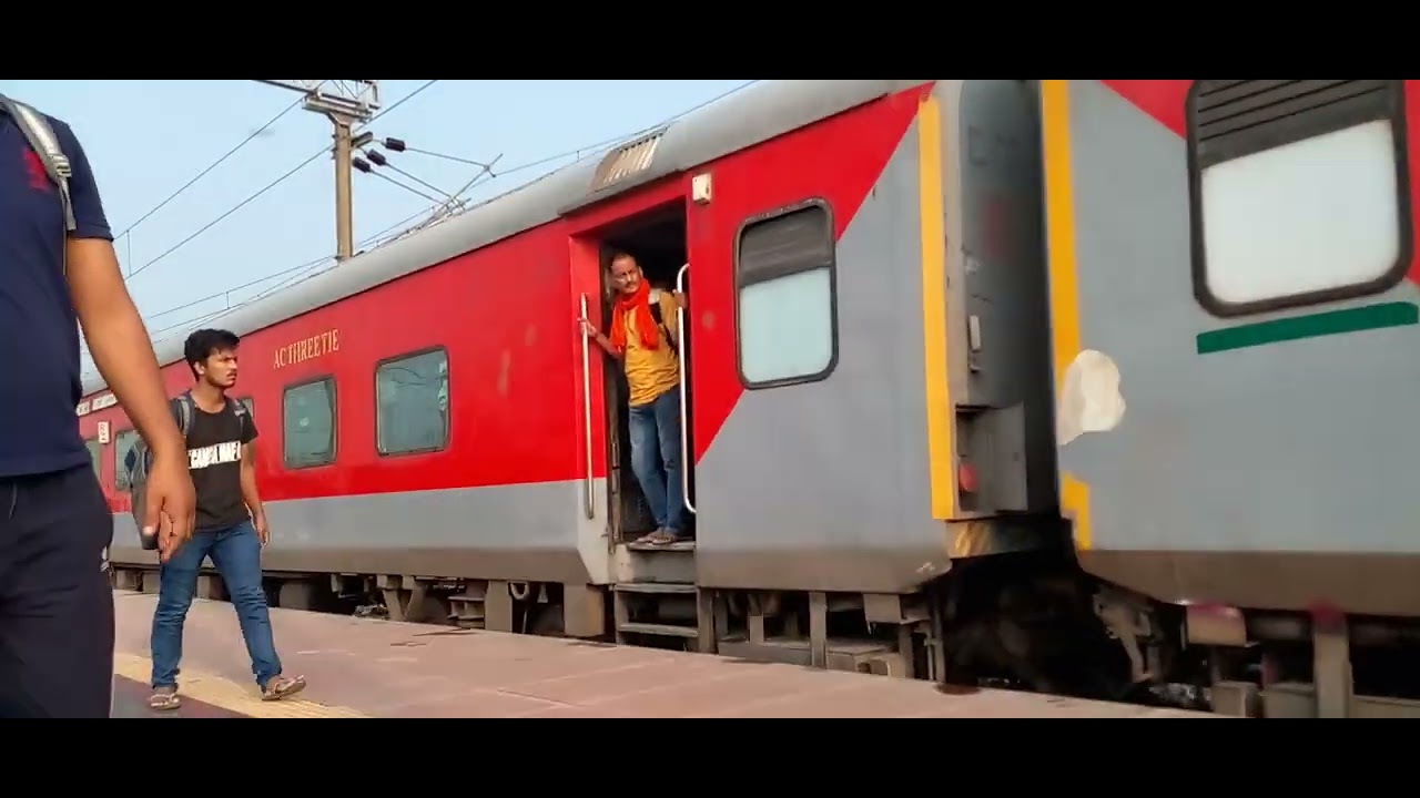 15054 Lucknow Jn NER- Chhapra Express Arrived at Varanasi Jn PF No- 07