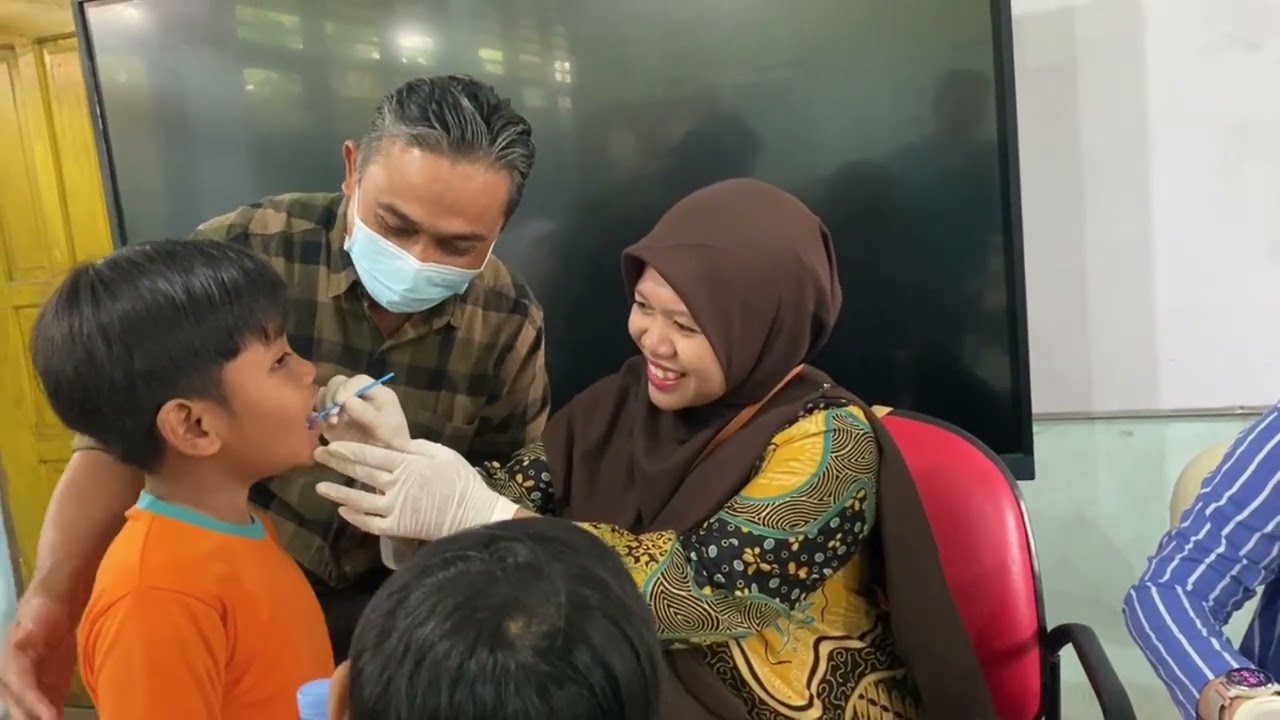 Pemberian Fluoride untuk siswa yang giginya tidak berlubang oleh puskesmas lamaru