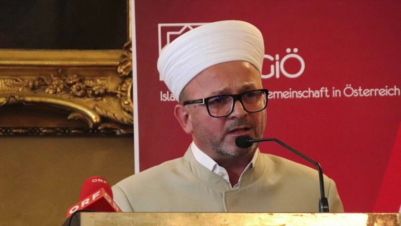 Hafiz Senad Podojak - ucenje Kur`ana pred Dzumu namaz u mesdzidu na Trgu Bosnjaka u Welsu