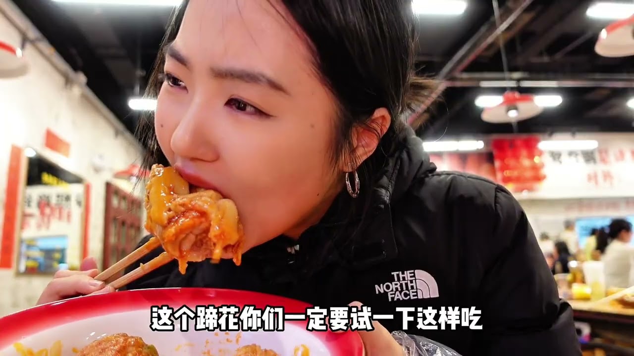成都人这样吃火锅吗？什么都往锅里煮，还在这找到了快要绝迹的小吃炸米老鼠