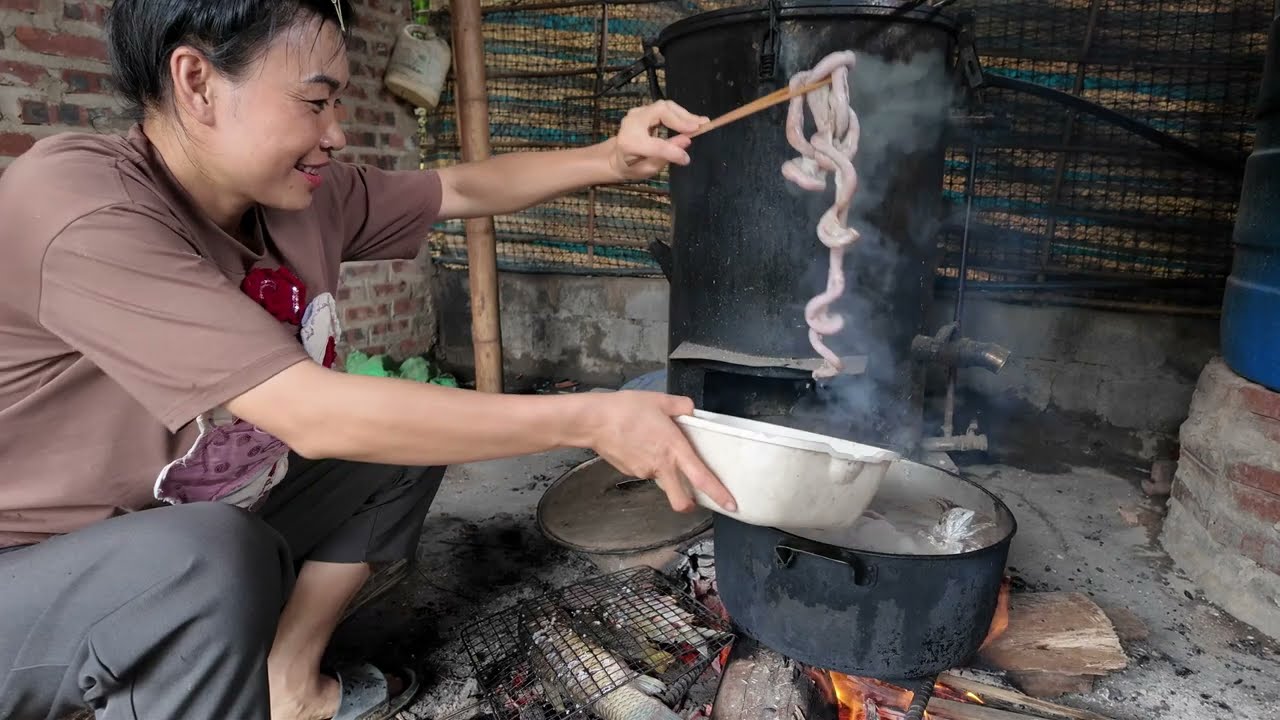 Tiết canh lòng lợn gỏi cá | Nhịp Sống Tây Bắc