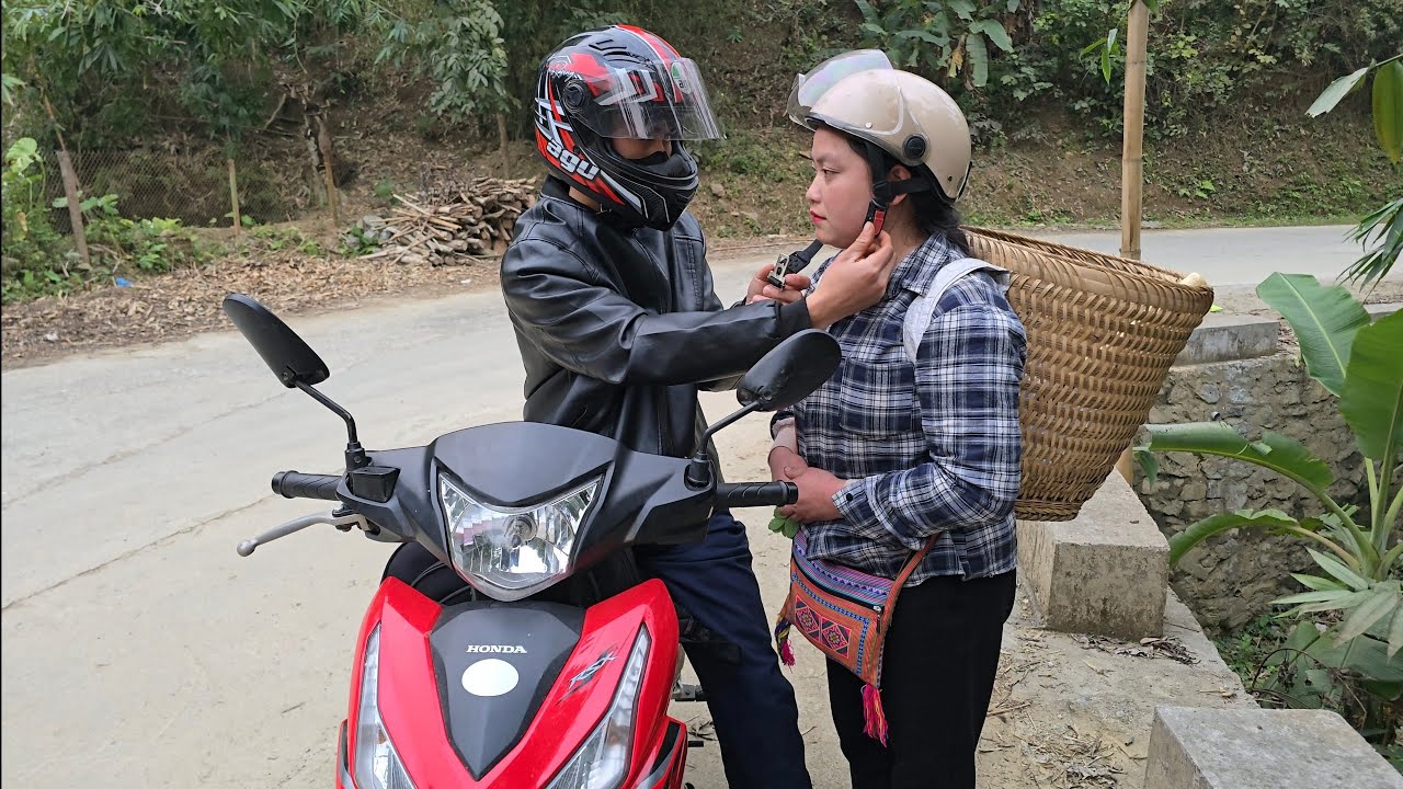 The kind man saw the tired single mother; he felt sorry for her and helped her. - Ly Tu Tuc