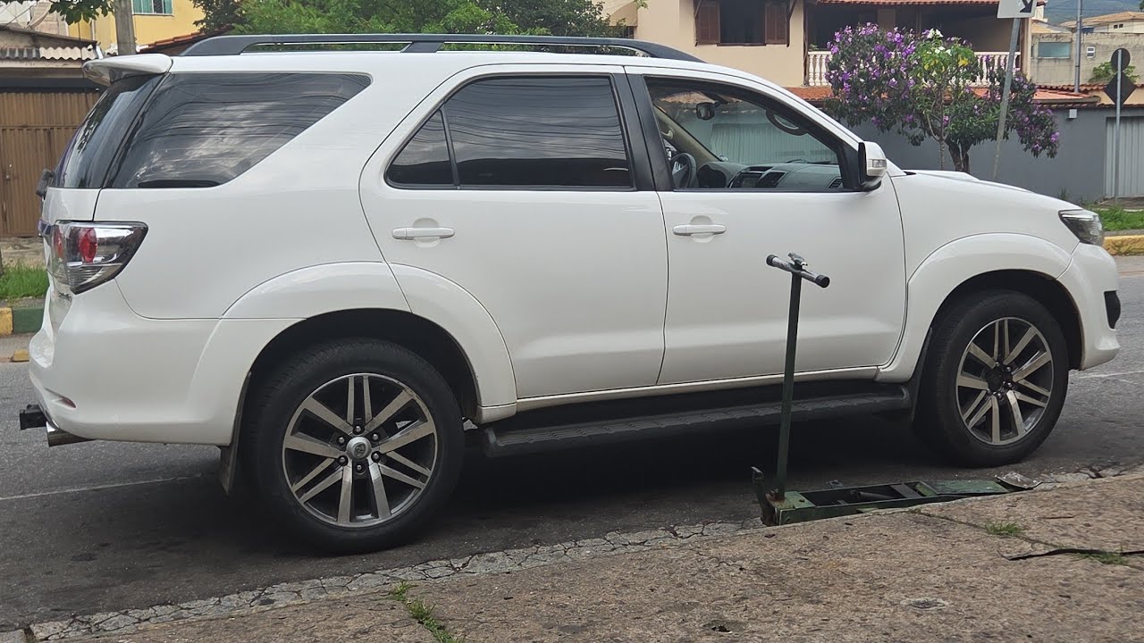 DETALHES HILUX SW4 3.0 SRV 2013 - DIESEL 