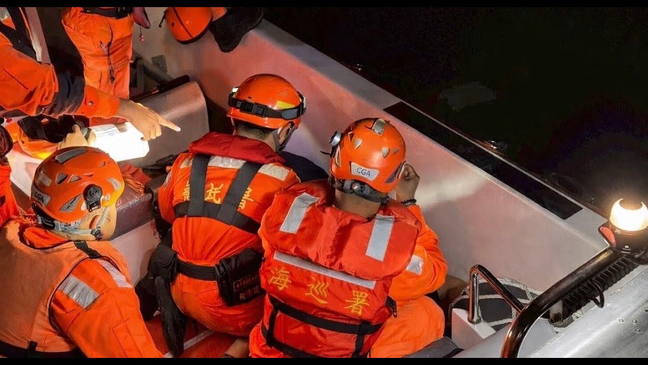 海巡人員夜間聞蚵子寮漁港南堤停車場呼救聲即刻馳援 落海無呼吸及心跳民眾 實施CPR後成功救援