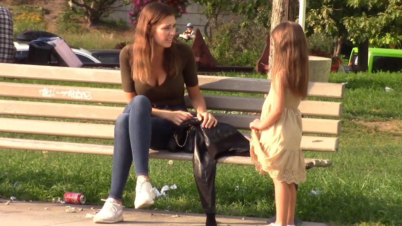 Маленькая девочка не может найти своих родителей. То, что происходит, шокирует.