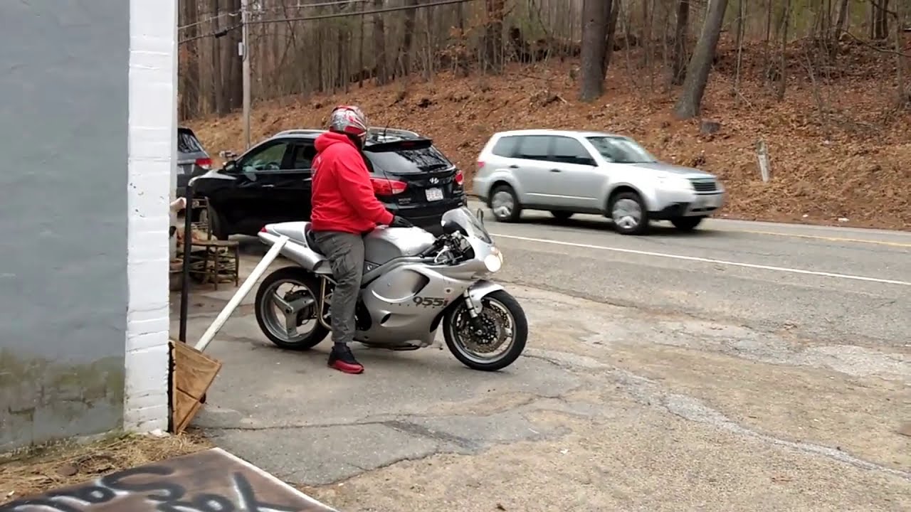 Triumph Daytona 955i  With super sound Black Widow Exhaust 8000 miles