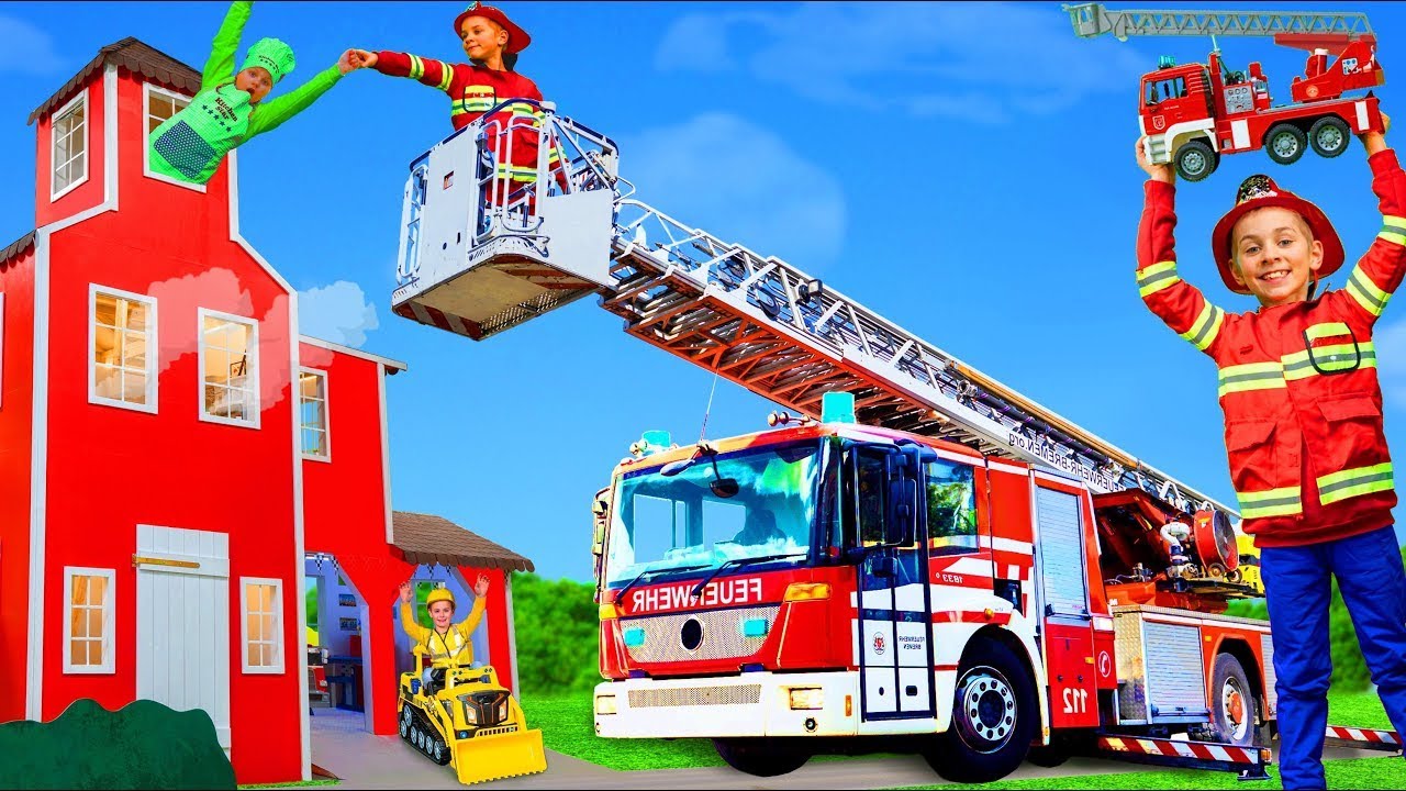 Enfants jouant avec un vrai camion de pompier