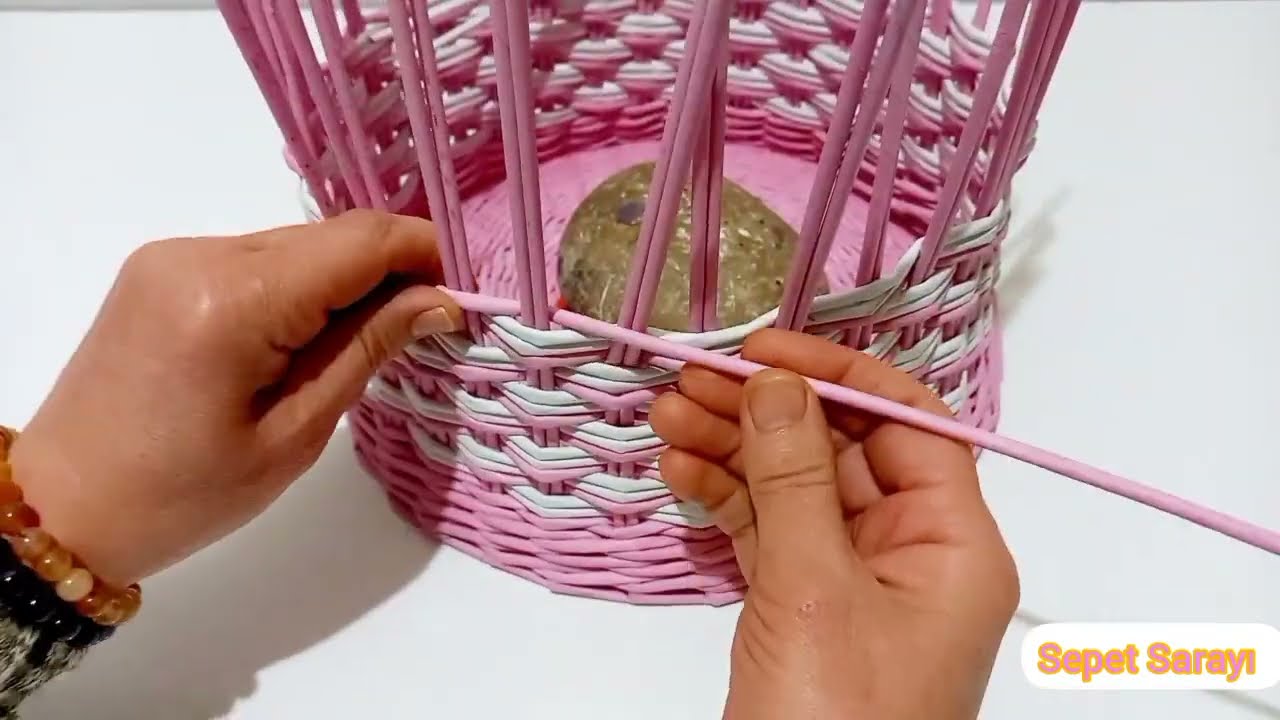 PEMBE İLE BEYAZIN UYUMU ANCAK BUKADAR GÜZEL OLURDU! 💯🧺🧺👍💐 #diy #gazetedensepet #pinterest