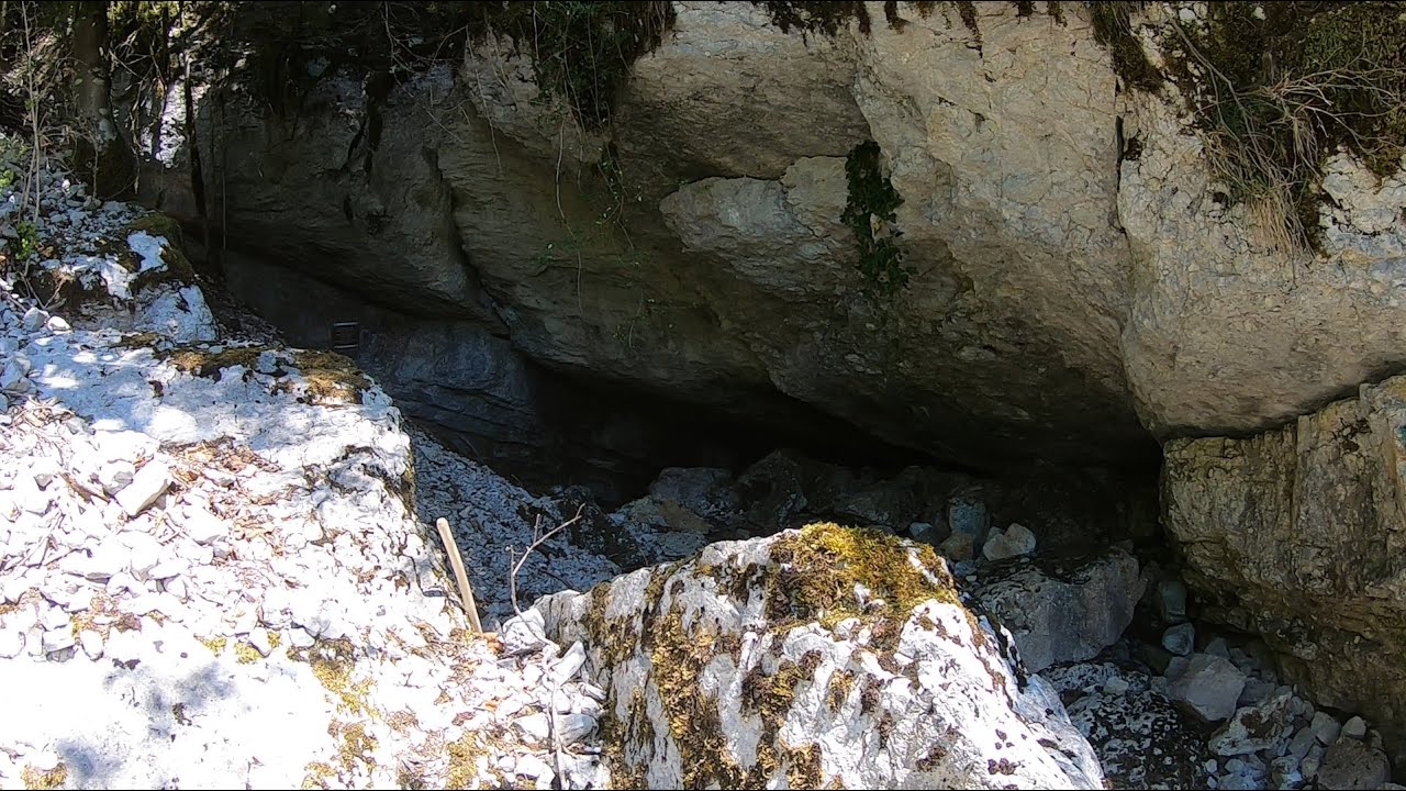 Exploring a deep cave in the High Jura: Grotte des Foules