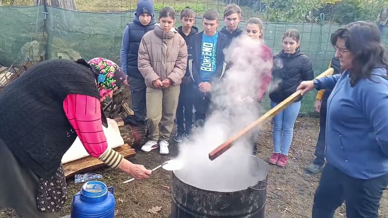 Prepararea săpunului de casă  - 11 octombrie 2025, gospodăria familiei Neculai și Angelica Simiuc