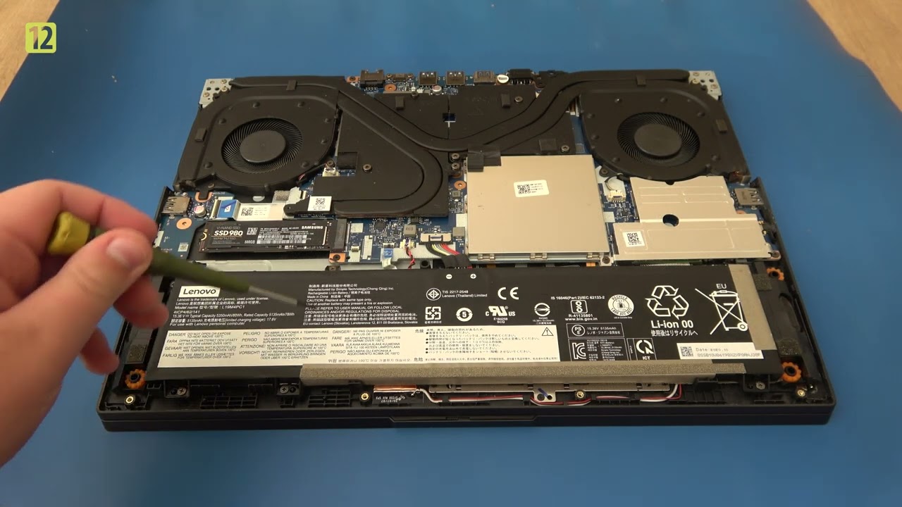 Wkładanie dysku do laptopa lenovo legion