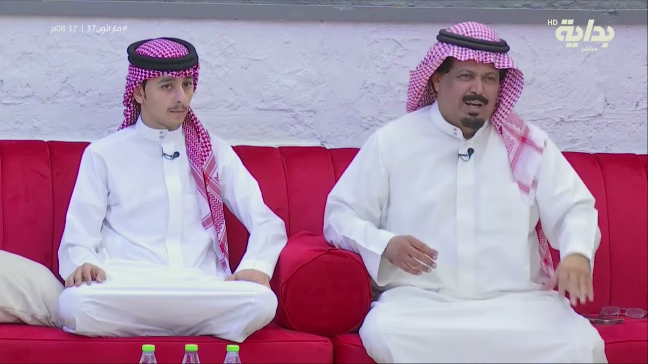 نخى بأبيات 