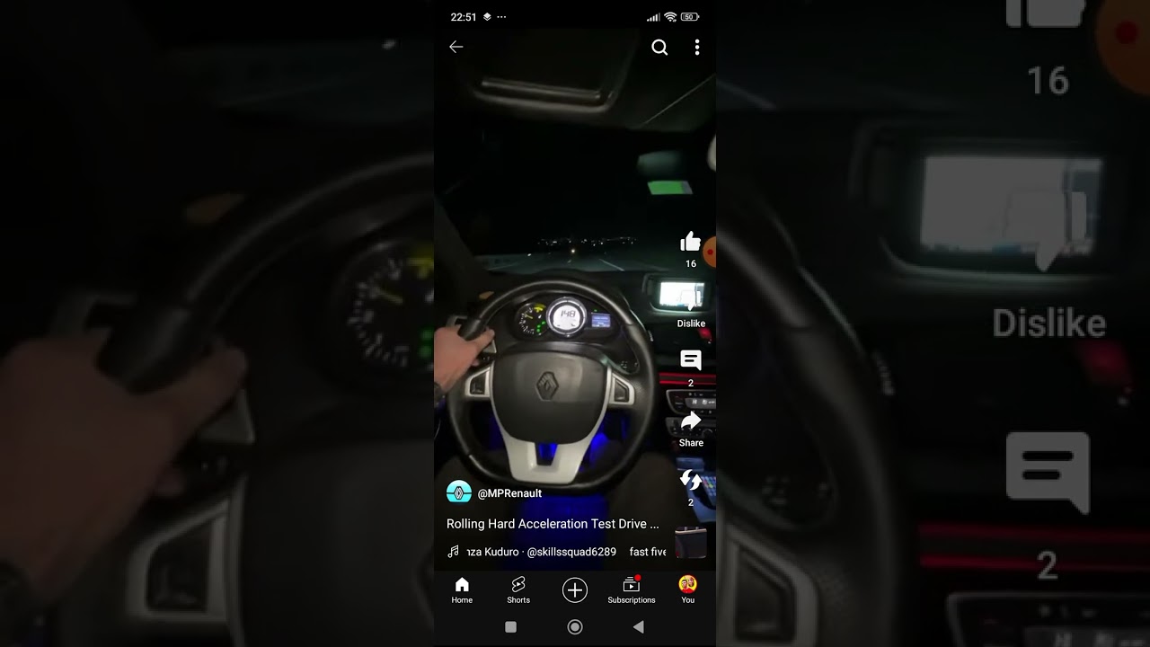 Renault M&eacute;gane 3 rolling hard acceleration