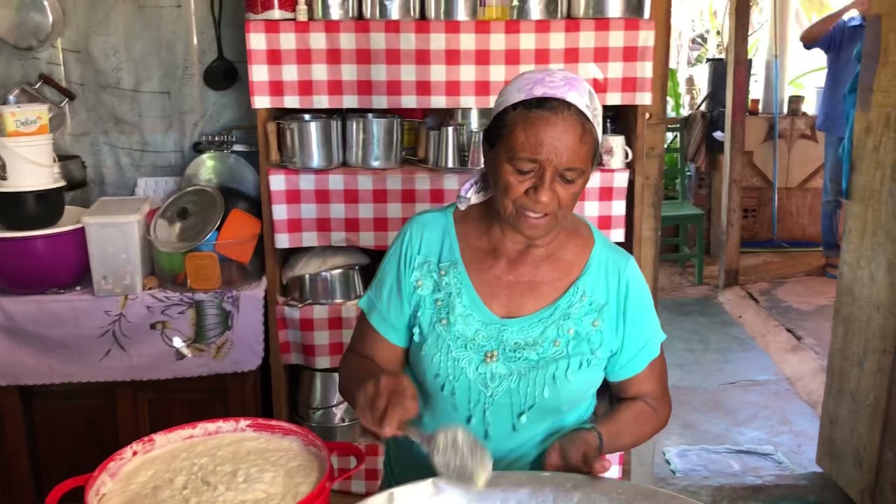 BROA DE ARROZ ASSADO NA FOLHA DE BANANA