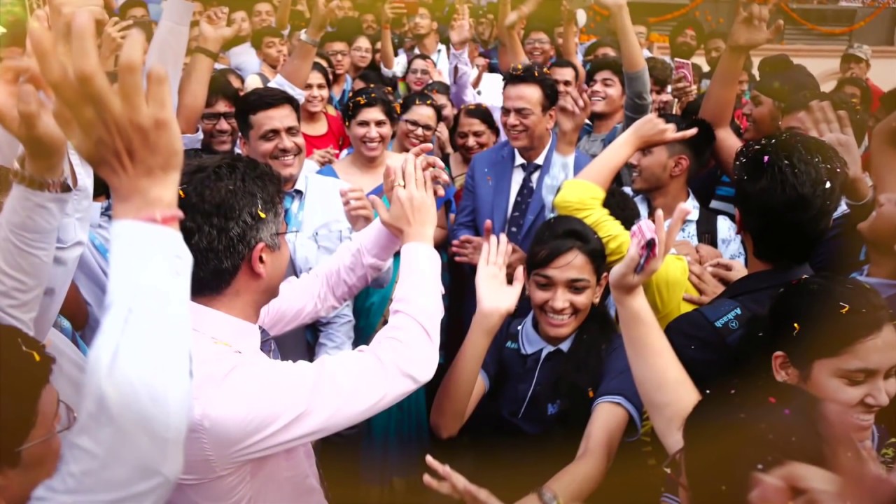 NEET 2018 result celebration at Aakash Institute, Janakpuri