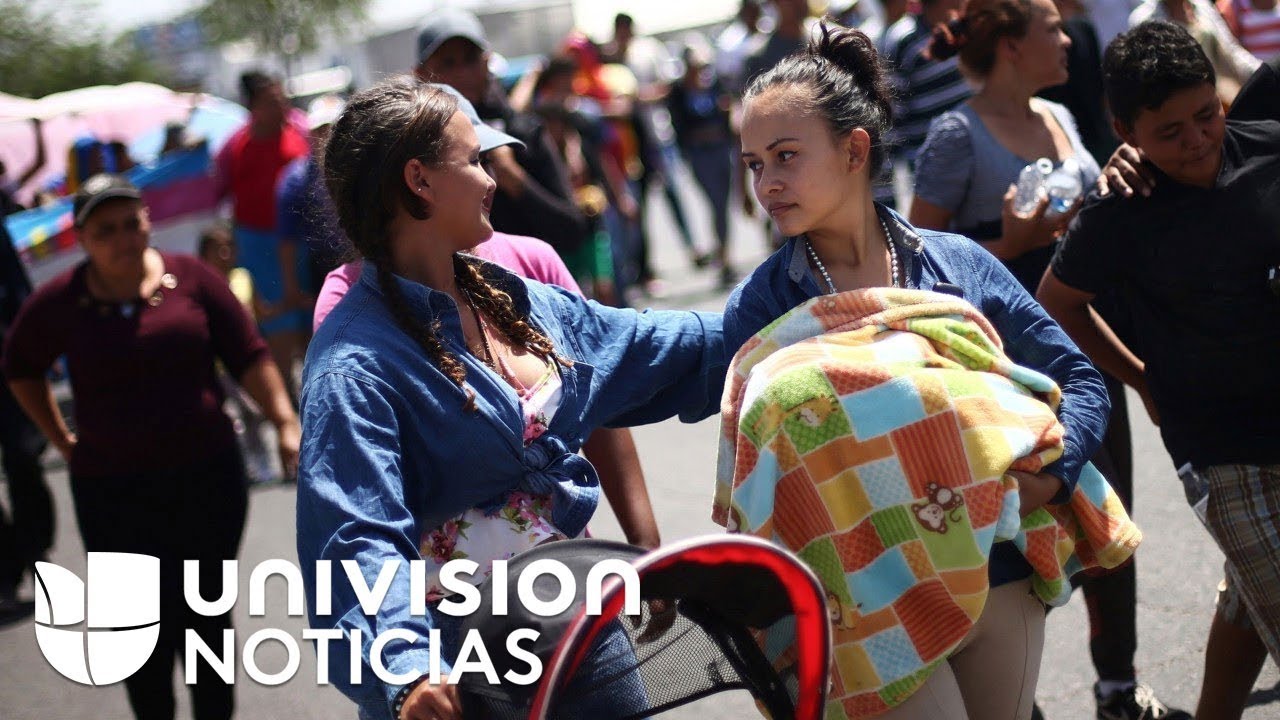 Esta madre de 18 años viaja en la caravana de migrantes con su recién nacido en brazos