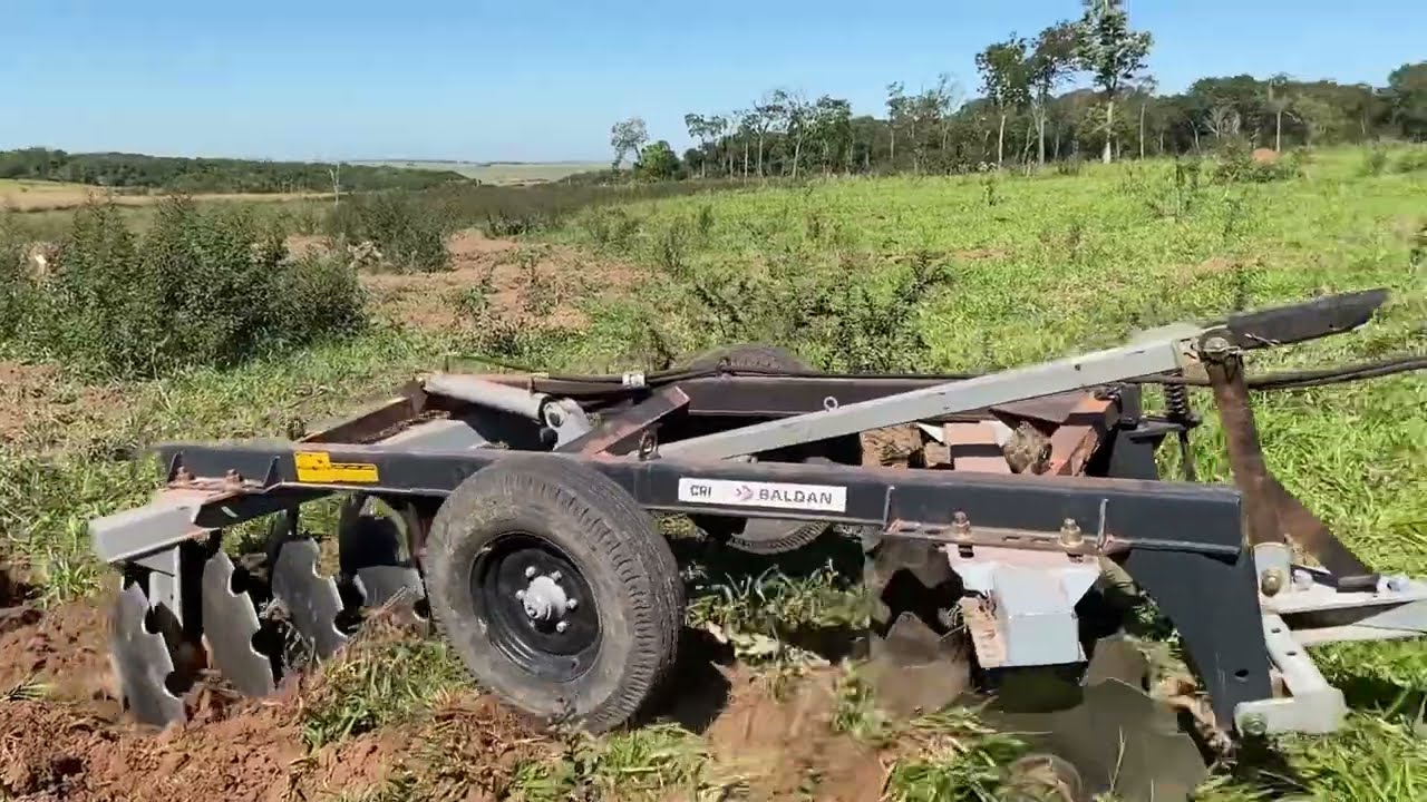 Trator BR John Deere 5090e trabalhando na pratica com grade 14x28 part 1 de 5.