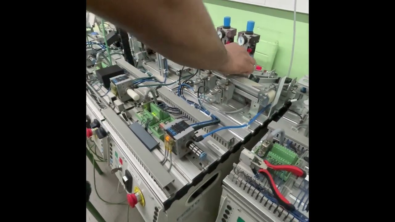 Automatización  de Célula de Fabricacíon Flexible : Clasificación. PLC S7-300 y pantalla HMI