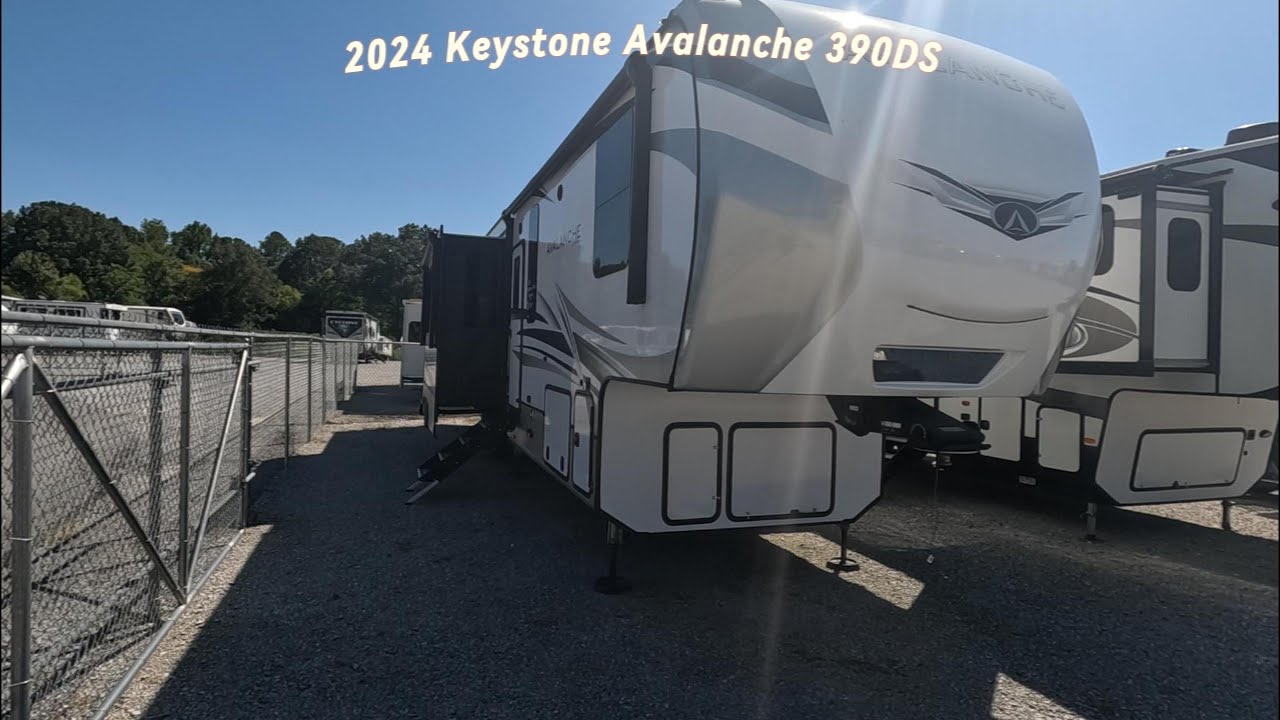 Две полноценные спальни и ванные комнаты в этом Keystone Avalanche 390DS 2024 года выпуска!