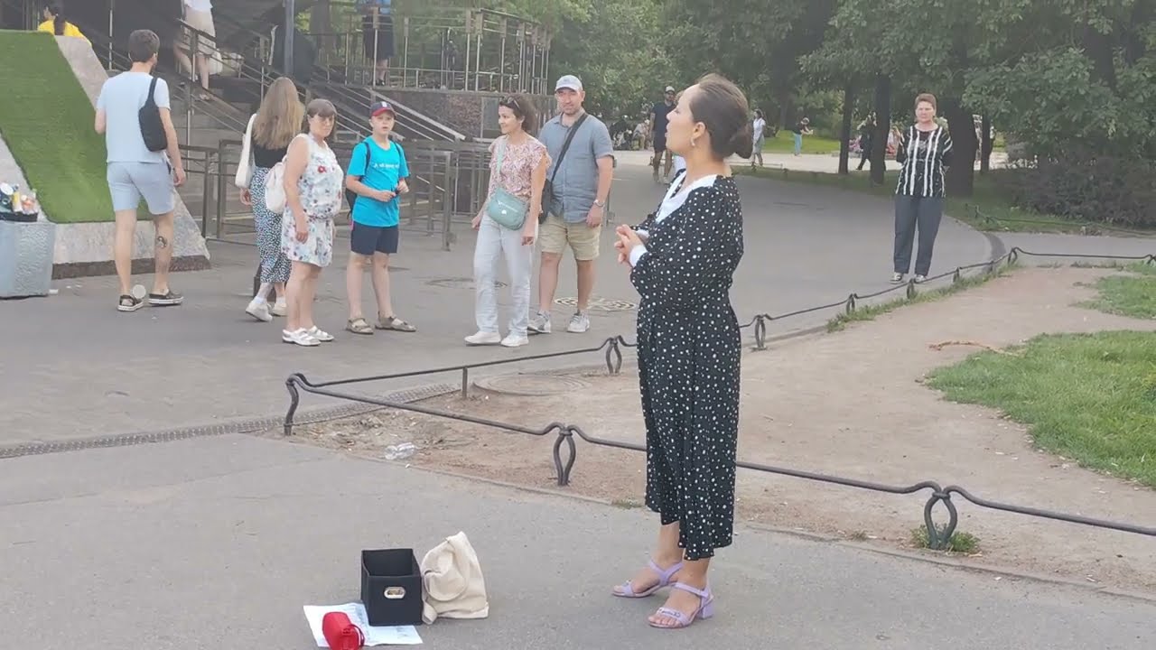Опера у метро на улице