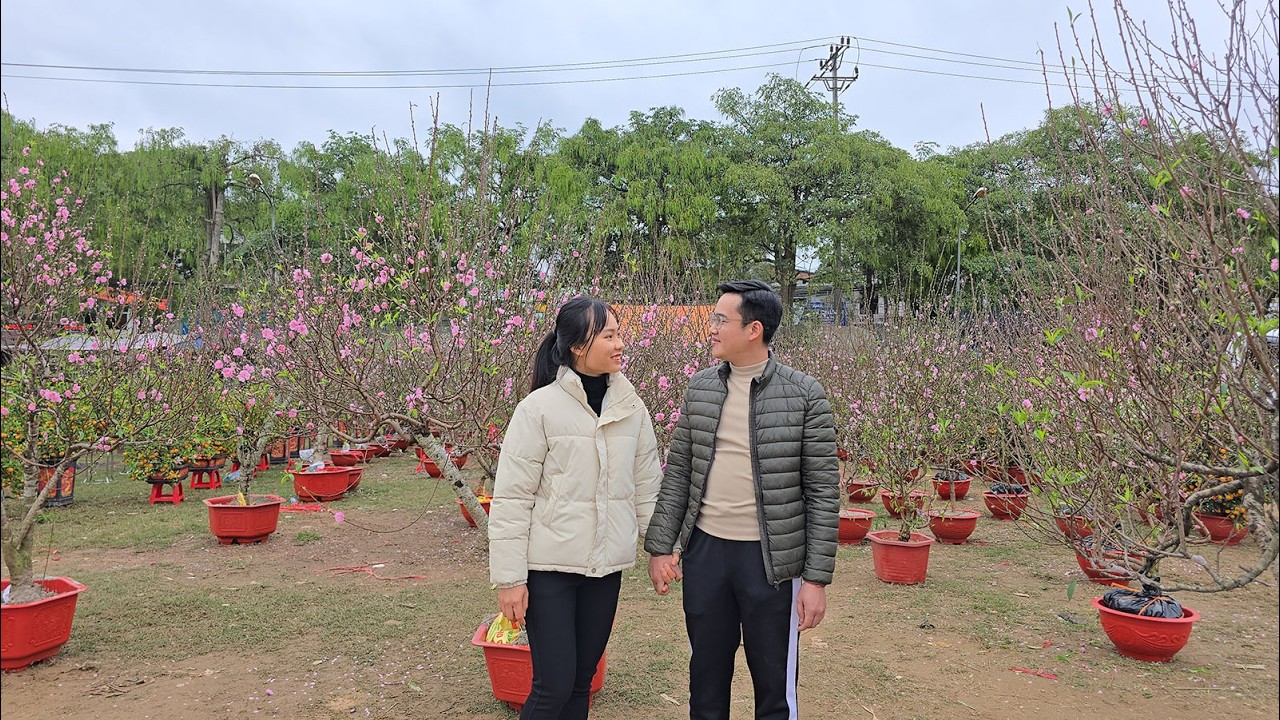 CEO Huyen and Thu go shopping for Tet together, hand in hand, amidst the spring scenery.
