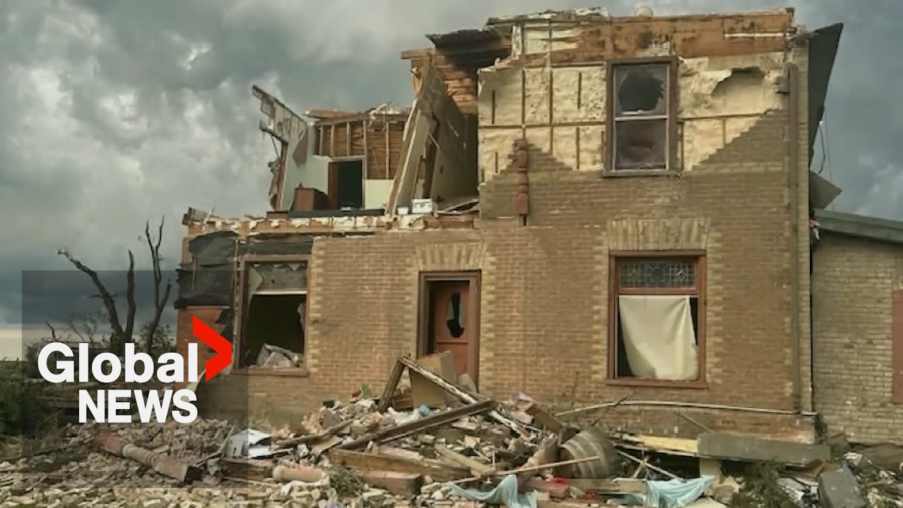 Tornado hits Manitoba town, destroys historic house