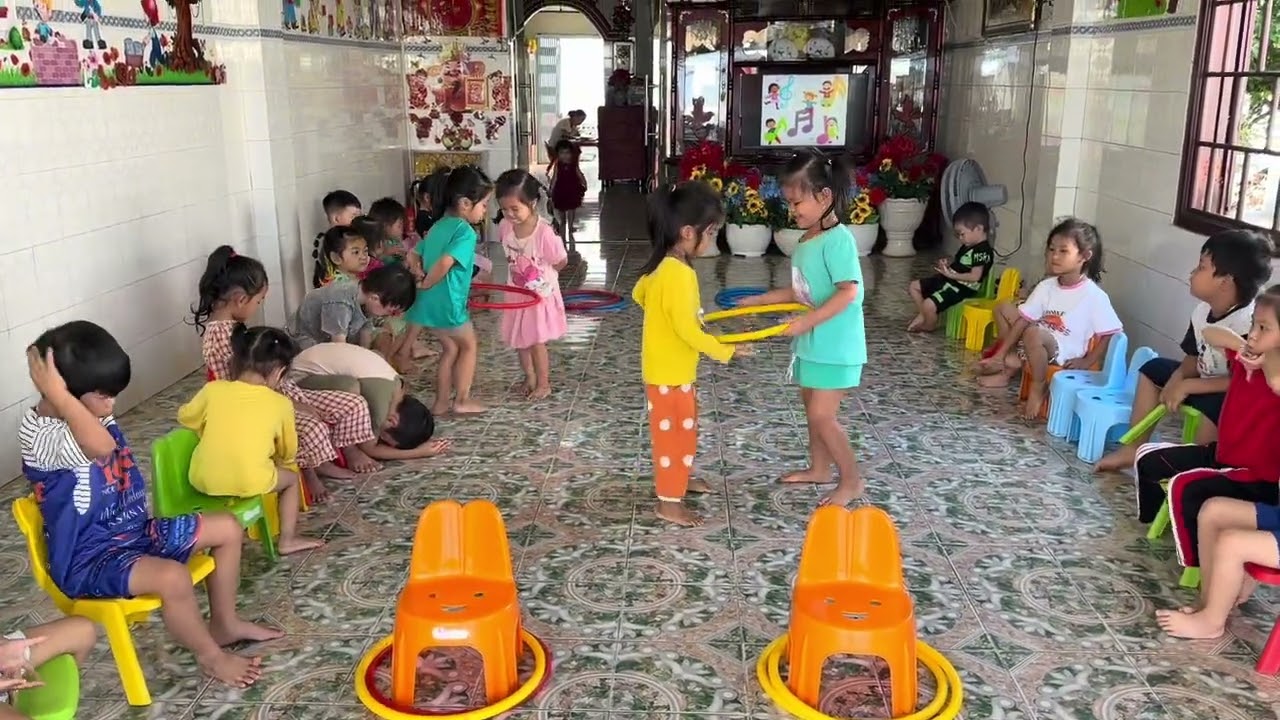 Mầm non cát tường - Trò chơi : Mang vòng về đích