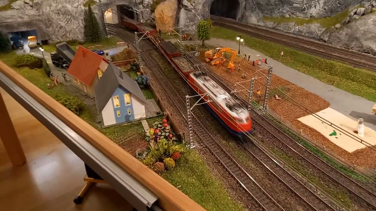 Nachtr&auml;glich eingebaute Oberleitung, ohne Funktion. Die ersten 3 Geleise, ca. je 3 Meter.