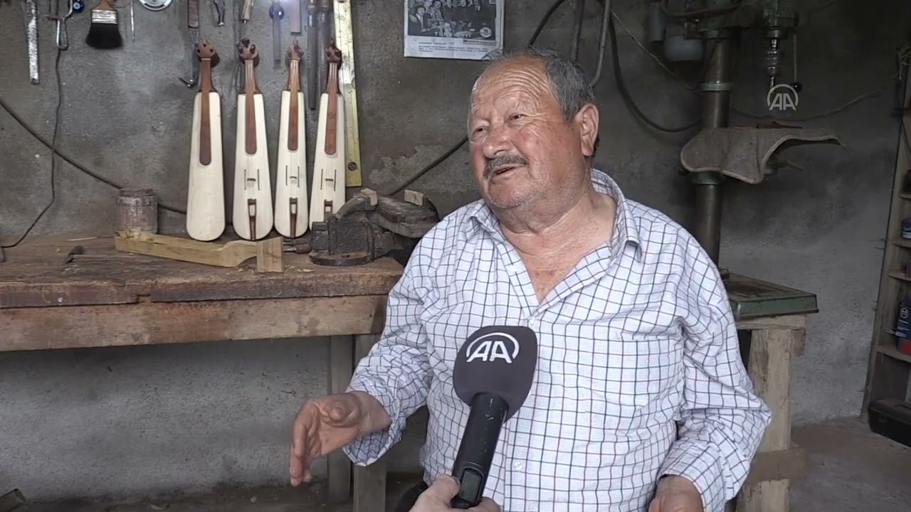K&ouml;y&uuml;ndeki at&ouml;lyesinde 34 yıldır el iş&ccedil;iliği ile kemen&ccedil;e yapıyor