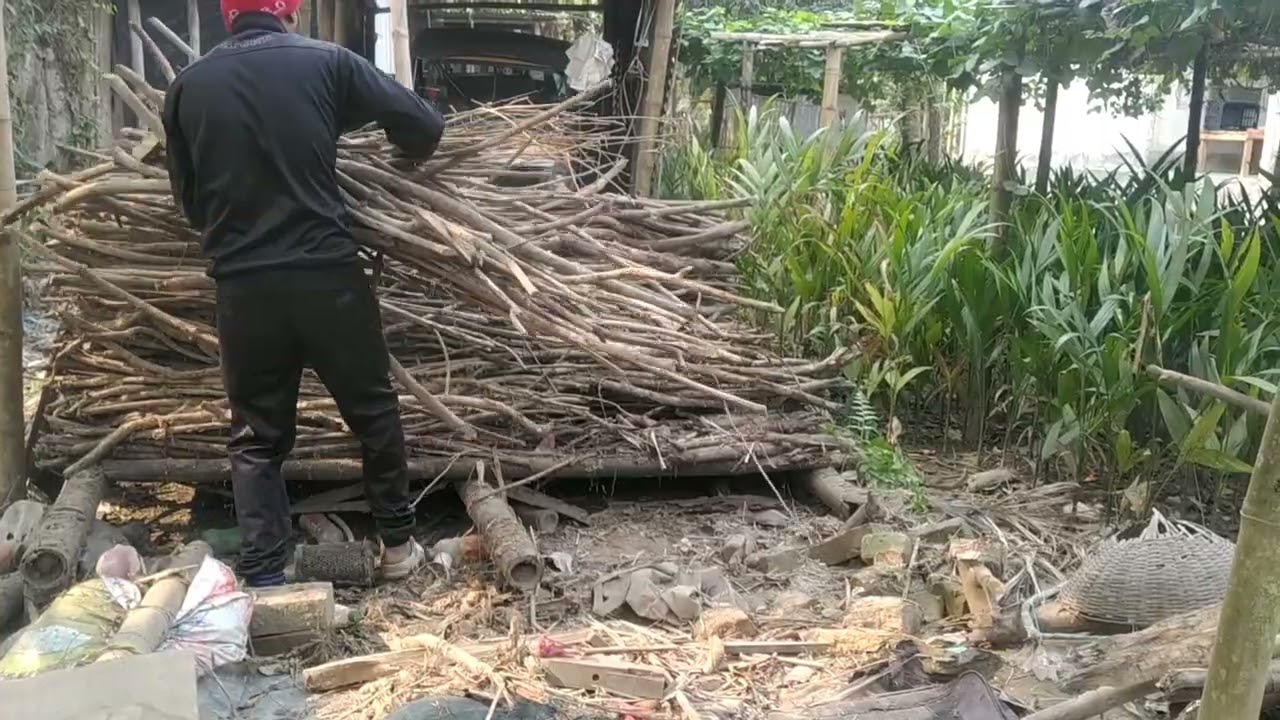 গ্রামের গৃহিনী বউদের হতে হয় শান্ত মন আর পরিশ্রমী শাশুড়ির হাতের গরম গরম তেলের পিঠা হাইসেল পাড়ে বসে