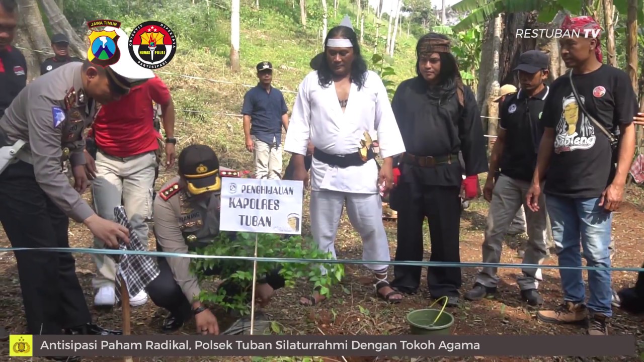 Kapolres Tuban Terima Hadiah Kapak 212 dari Ken Ken Alias Wiro Sableng