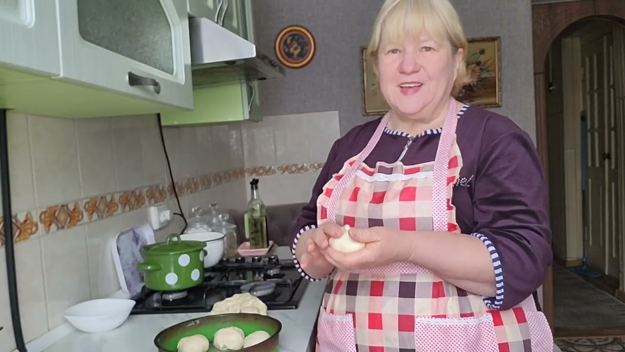 ПРИГОТОВИЛА НА ВЫХОДНЫЕ ДНИ. КРАСНЫЙ БОРЩ И ПАМПУШКИ.