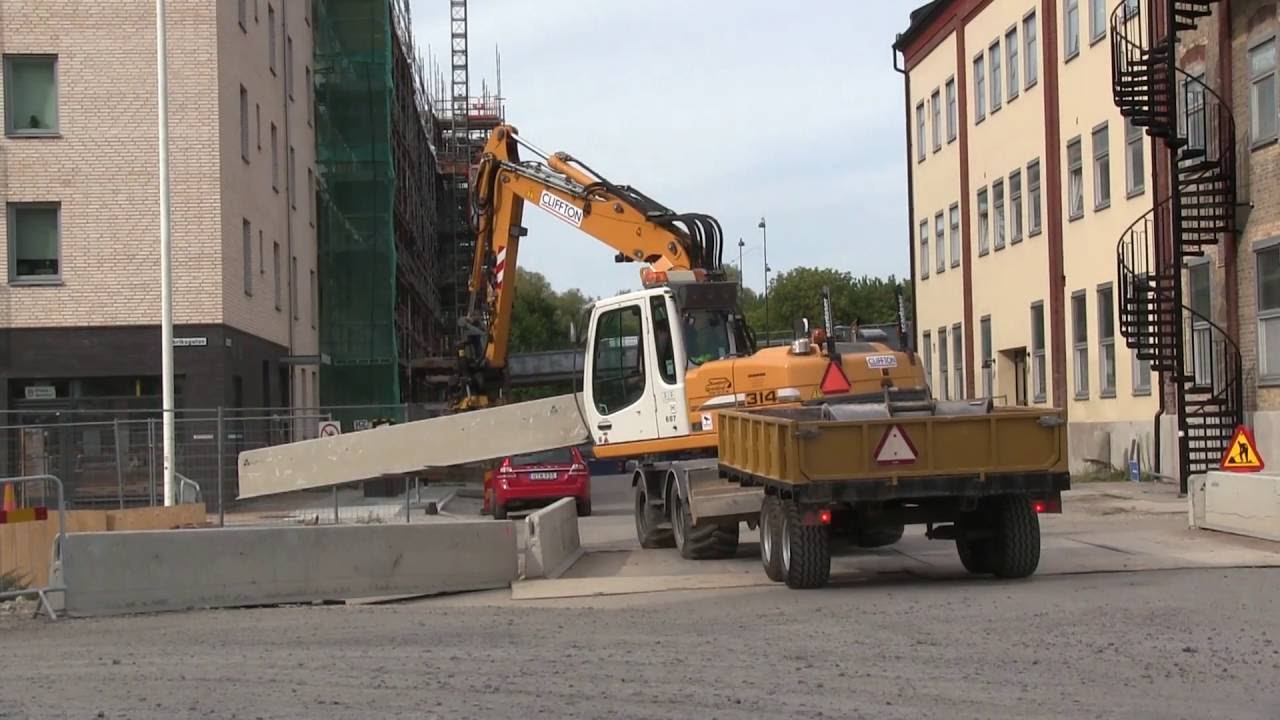 Liebherr A 314 Wheeled Excavator with Trailer unloading