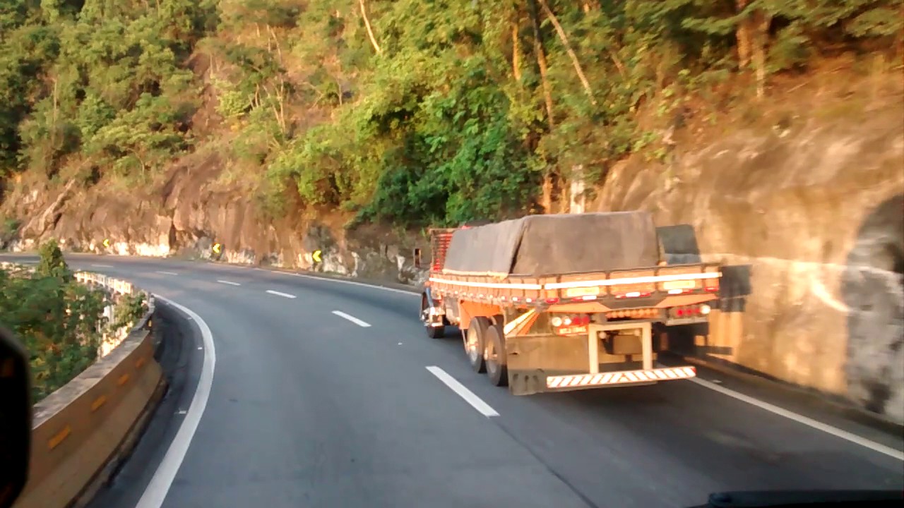 DESCENDO A SERRA DAS ARARAS, OCUPANDO AS DUAS PISTAS.