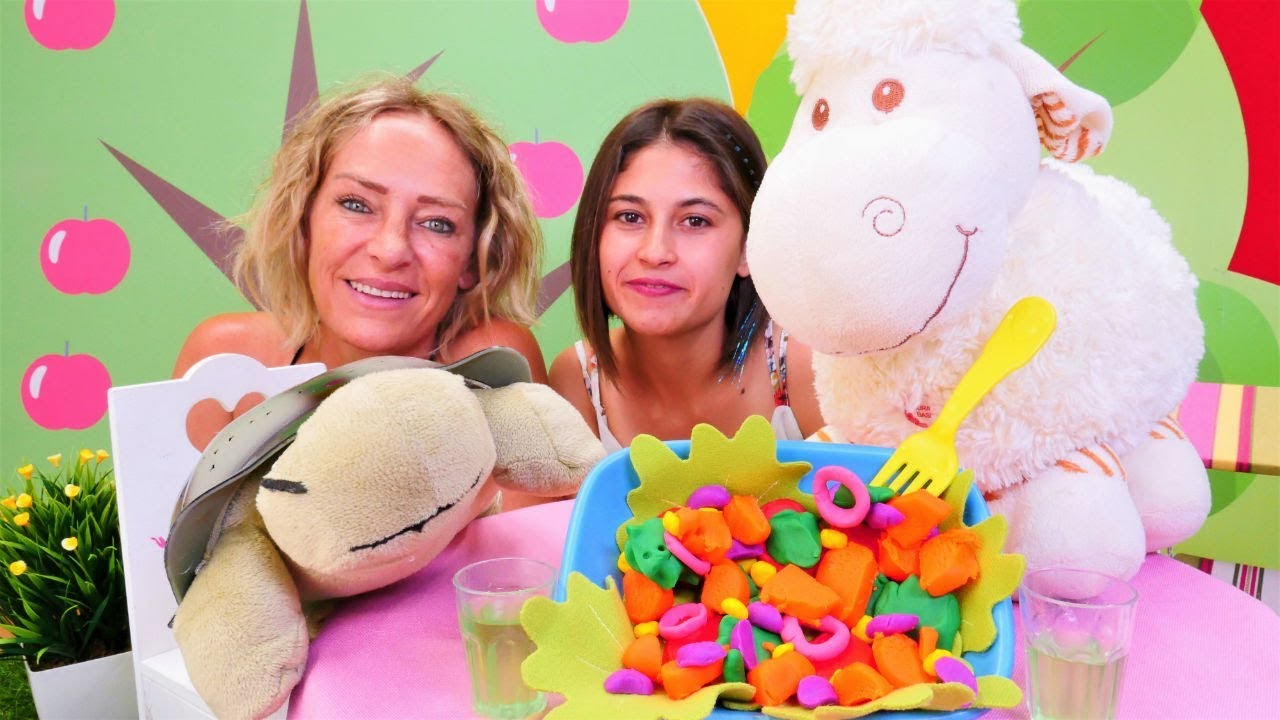 Oyuncak Kafe. Kırmızı fasulye salatası yapıyoruz. Eğitici video