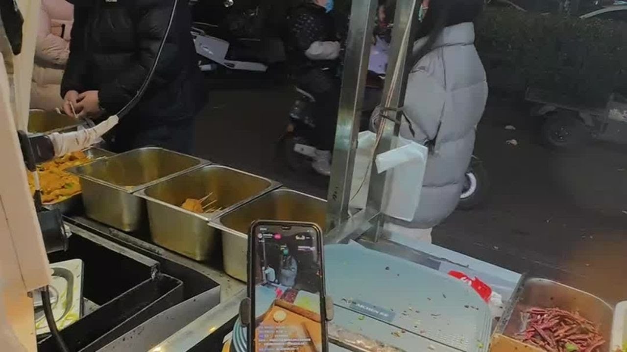 LIVE:China Street-Style Roujiamo: 肉夹馍美女街头花生酥糖Crispy Pork Burger Makin中国美食探秘卷花生酥台湾香港澳门好吃特产美女烤羊肉串good
