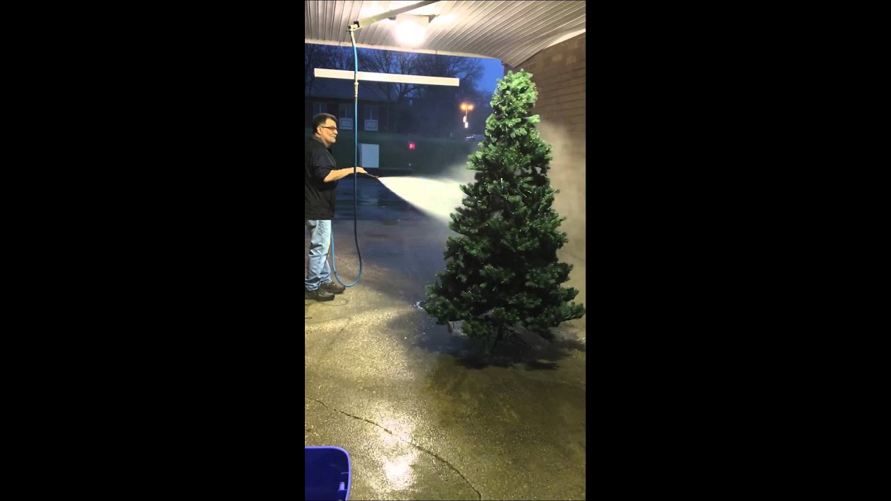 How to clean a dusty Christmas tree