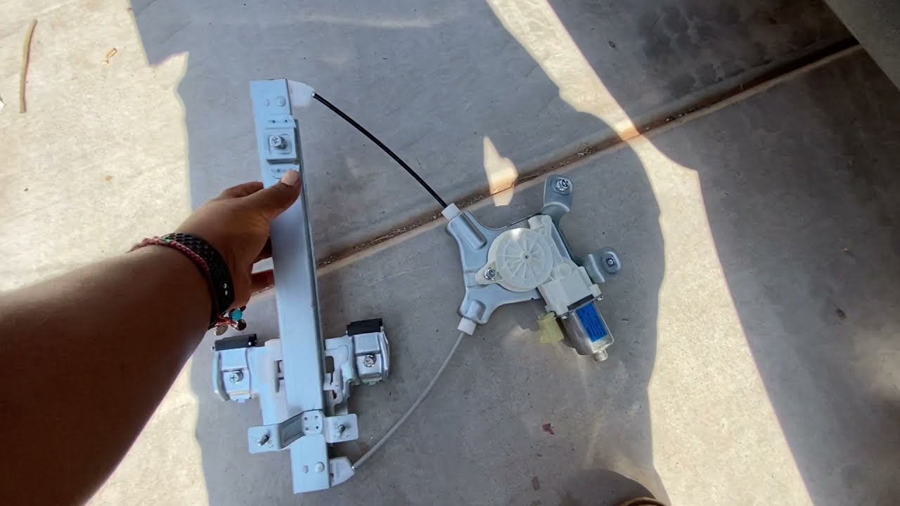 Como reemplazar el regulador de de la ventana trasera/ replace window regulator 2008 Yukon