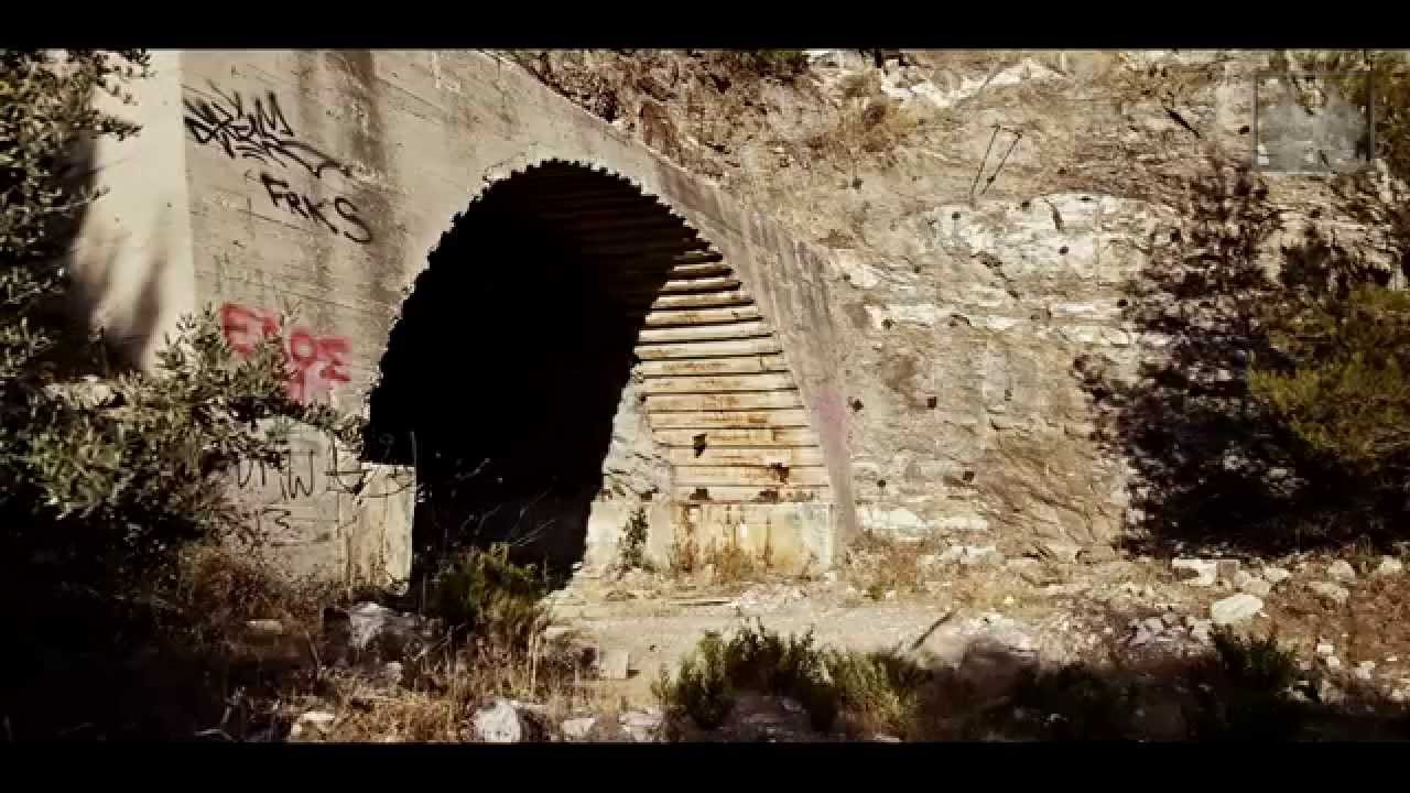 Oι σήραγγες δίπλα στην σπηλιά του Νταβέλη