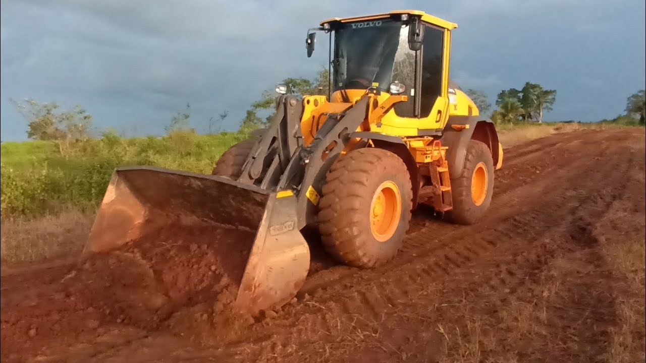 PÁ CARREGADEIRA VOLVO L60H NO CASCALHO